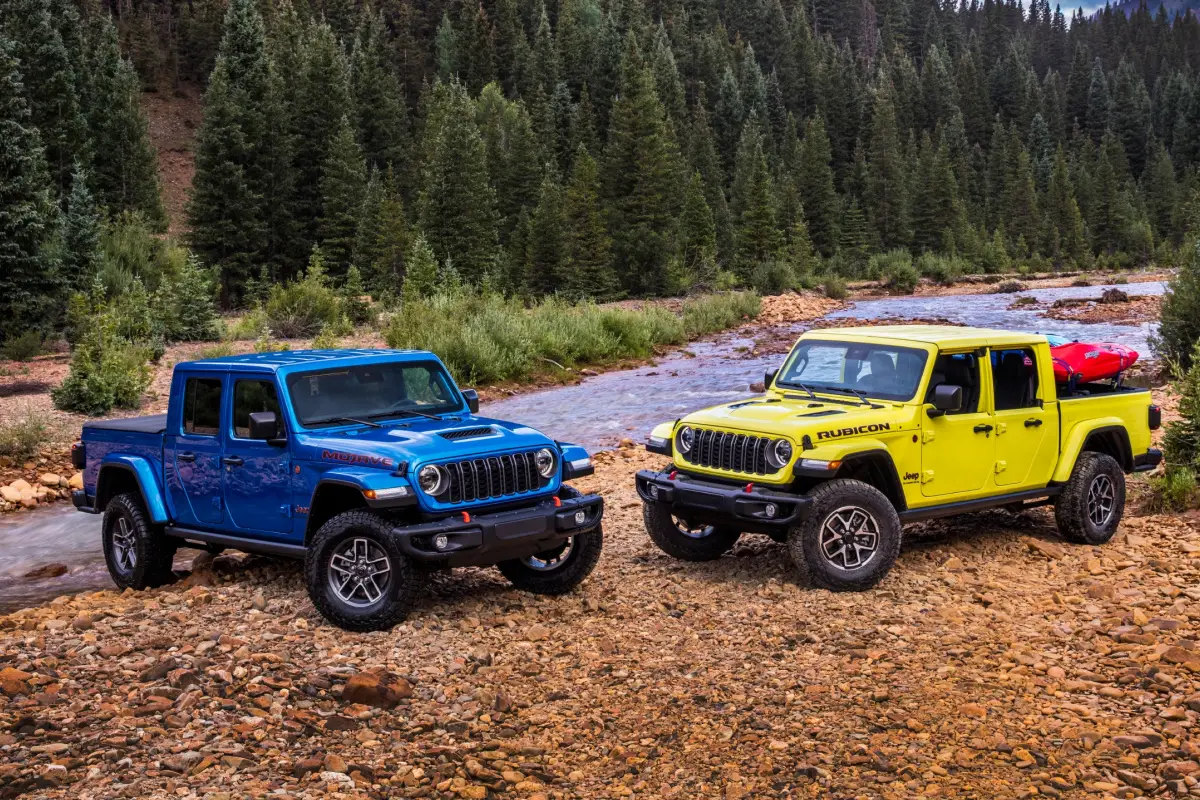 2024 Jeep® Gladiator Mojave X (left) and 2024 Jeep® Gladiator Rubicon X